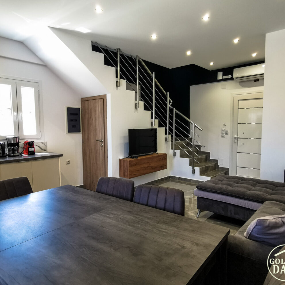 The Living Room | GoldenDay I