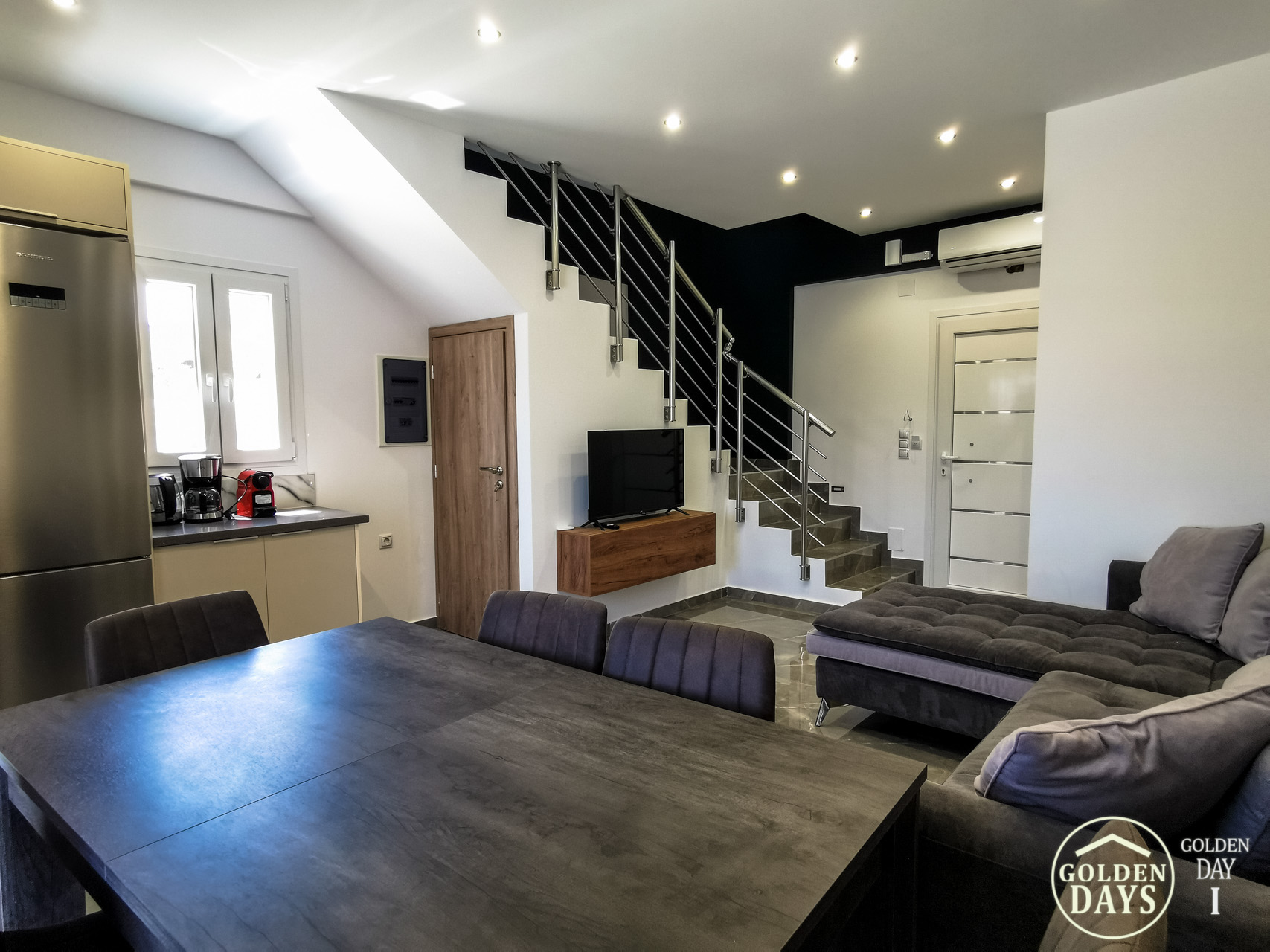 The Living Room | GoldenDay I