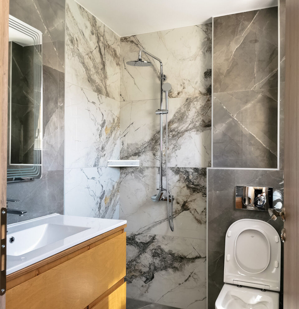 The Bathroom | GoldenDay I